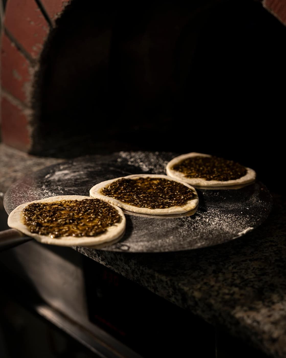 Horno encendido en la cocina de du Liban