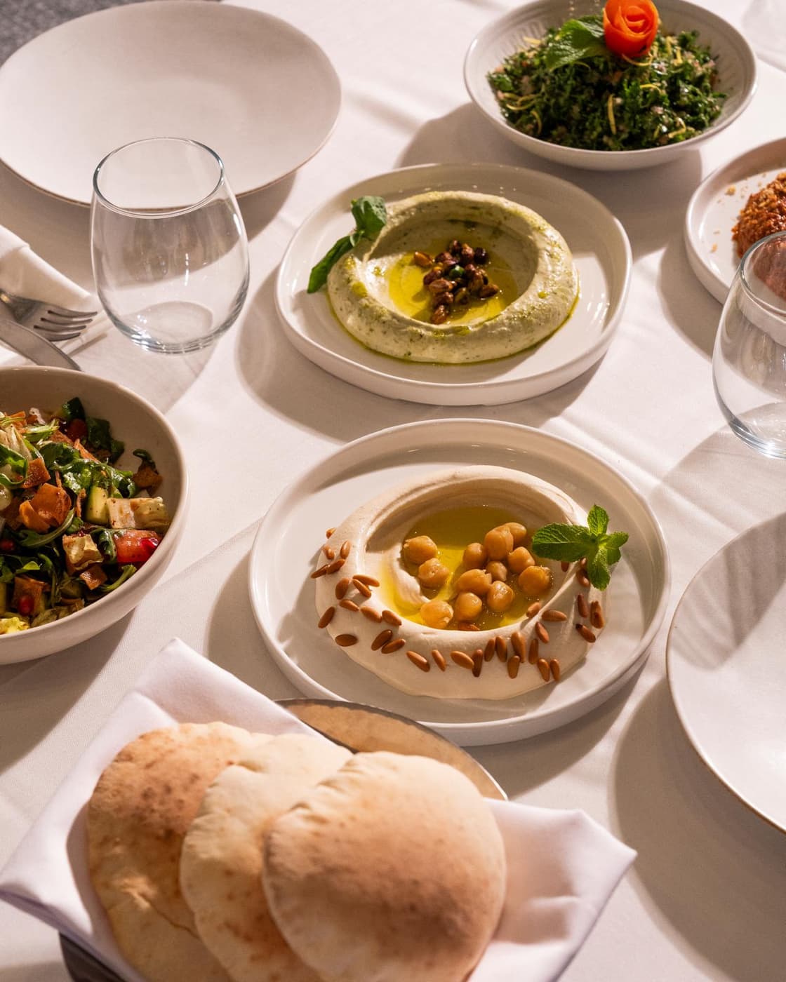 Mesa abundante de mezze libaneses en du Liban
