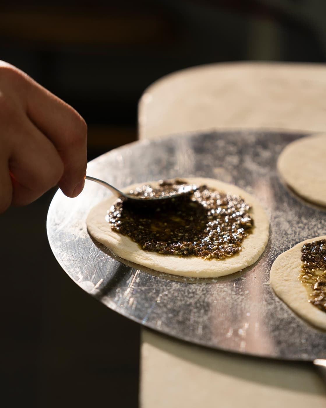 Preparando el manoucheh de zaatar y labneh