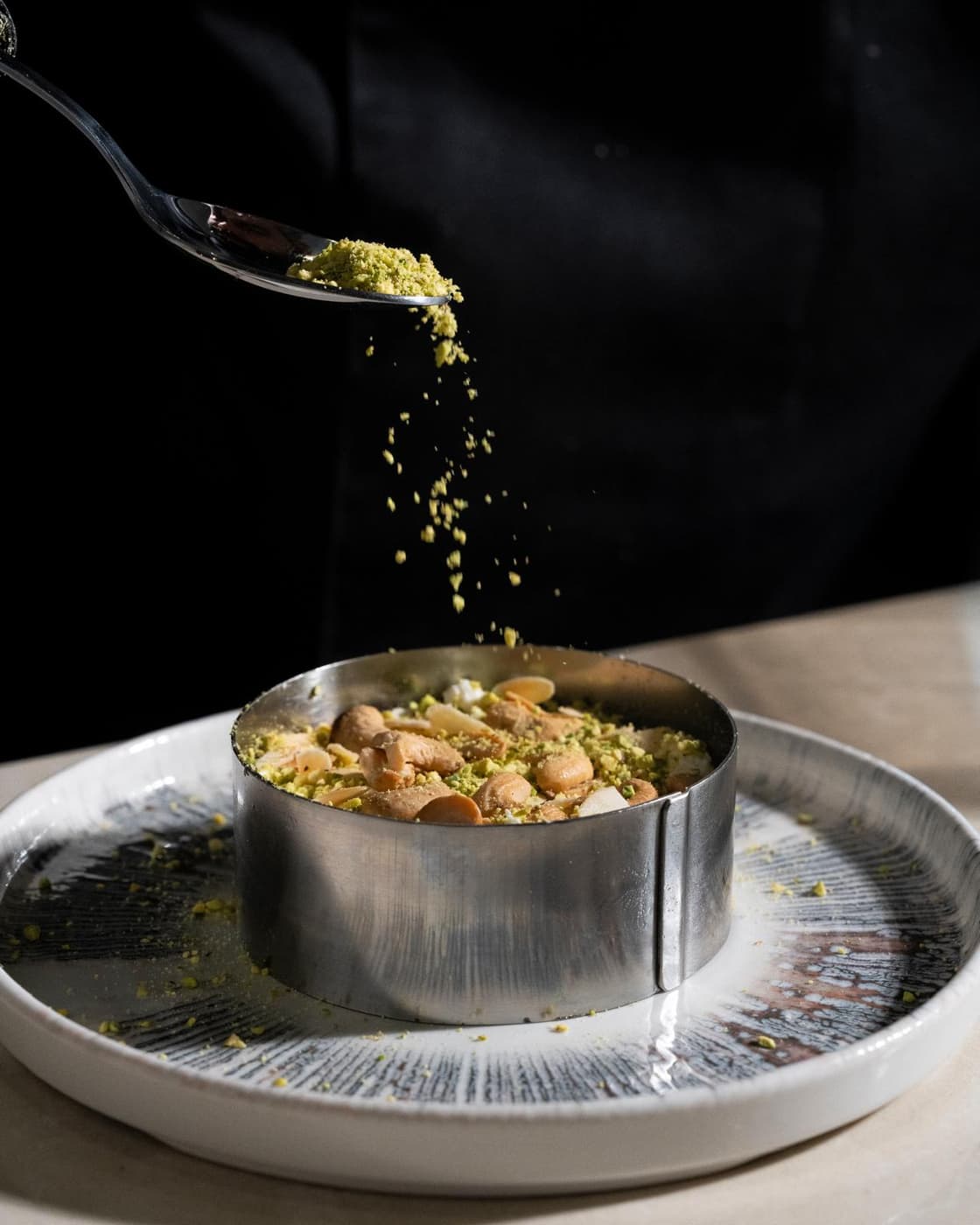 El equipo de du Liban montando un plato en cocina
