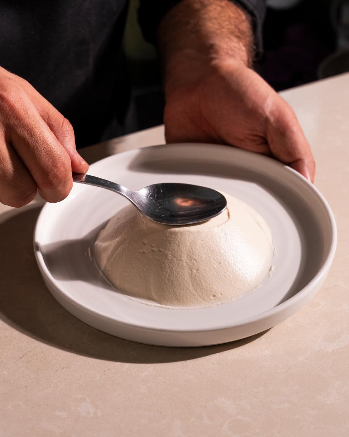 Terminando el Mhalabieh, postre de leche