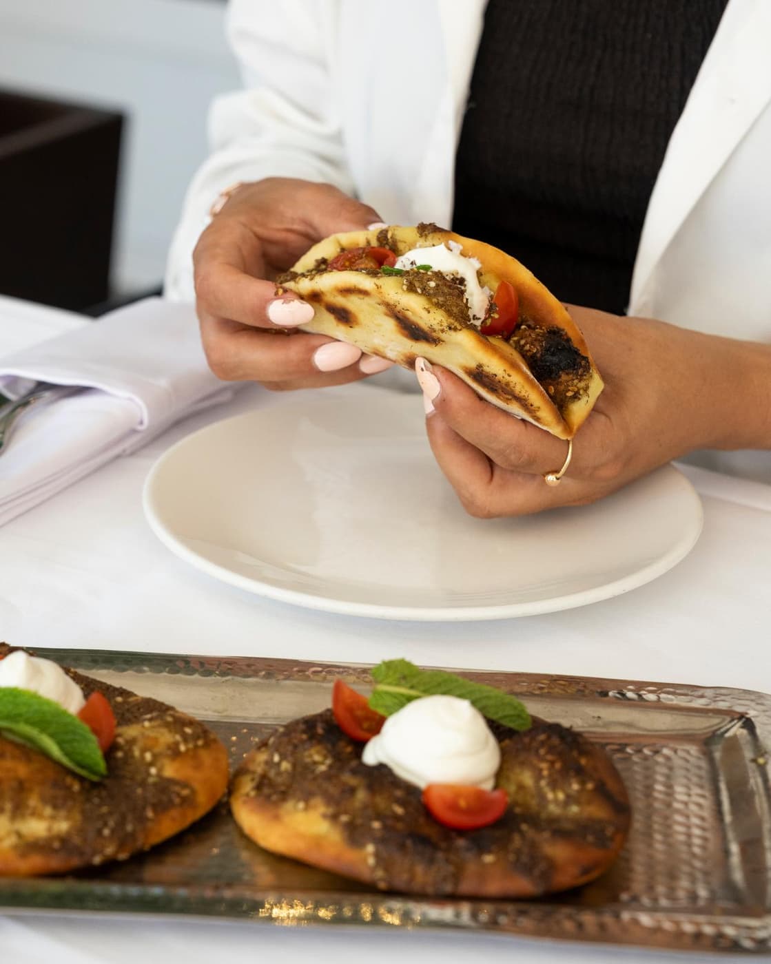 Manakish de zaatar con labneh recién servido
