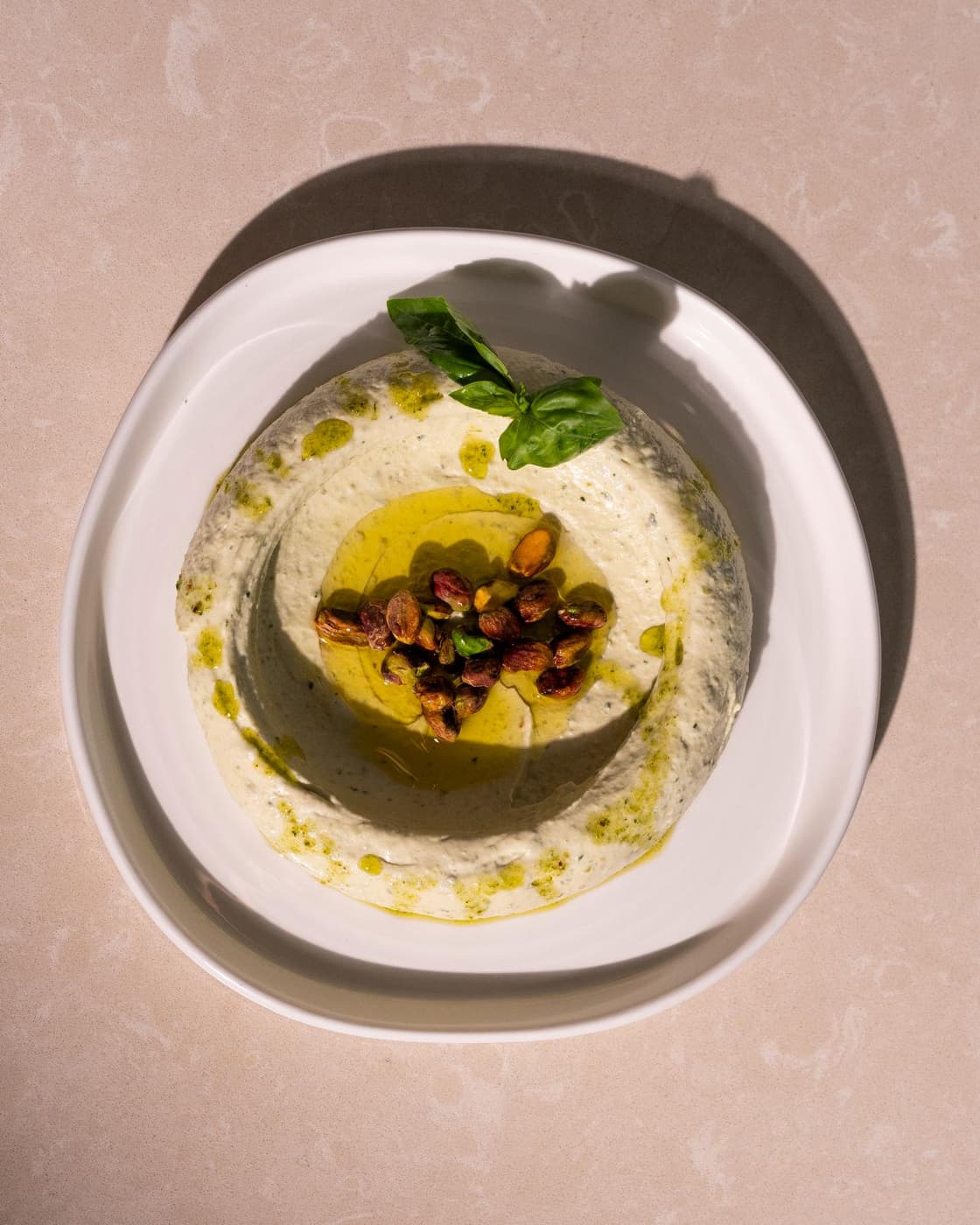 Hummus bil pesto con pesto de pistacho, visto desde arriba