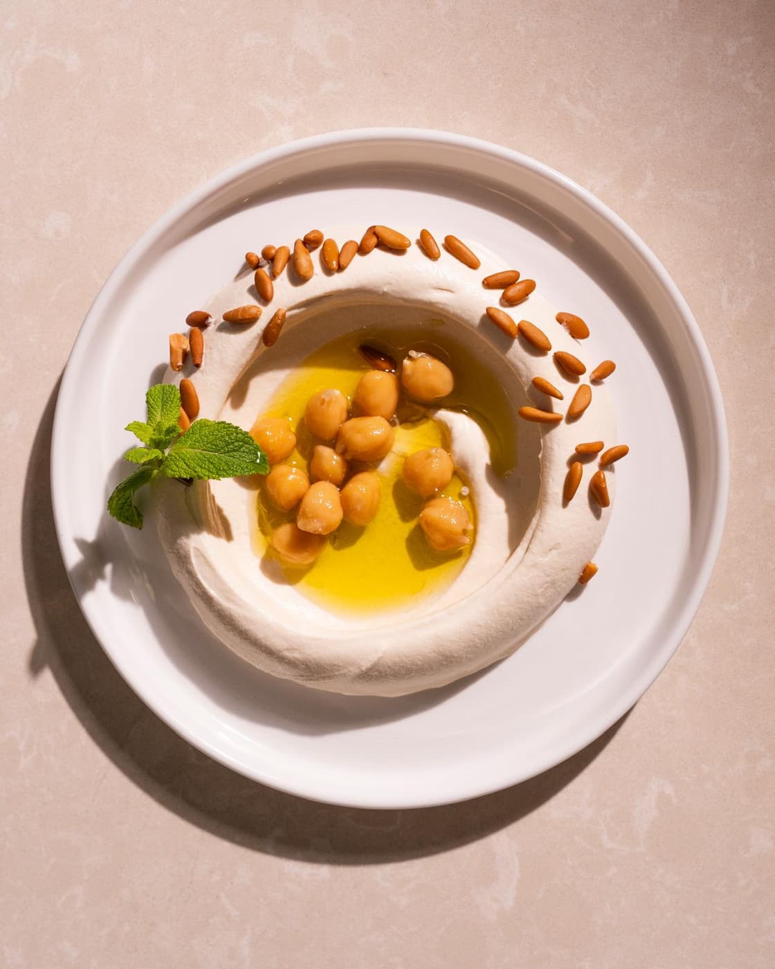 Hummus clásico con garbanzos y piñones