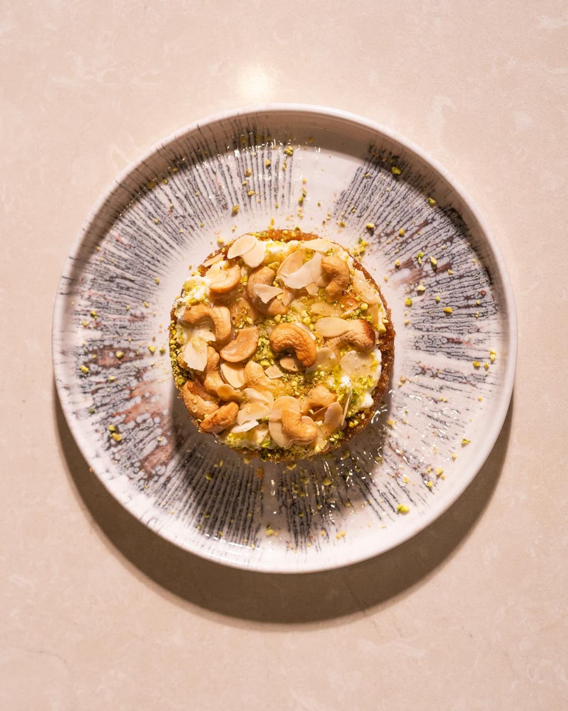 Aish el Saraya con frutos secos caramelizados