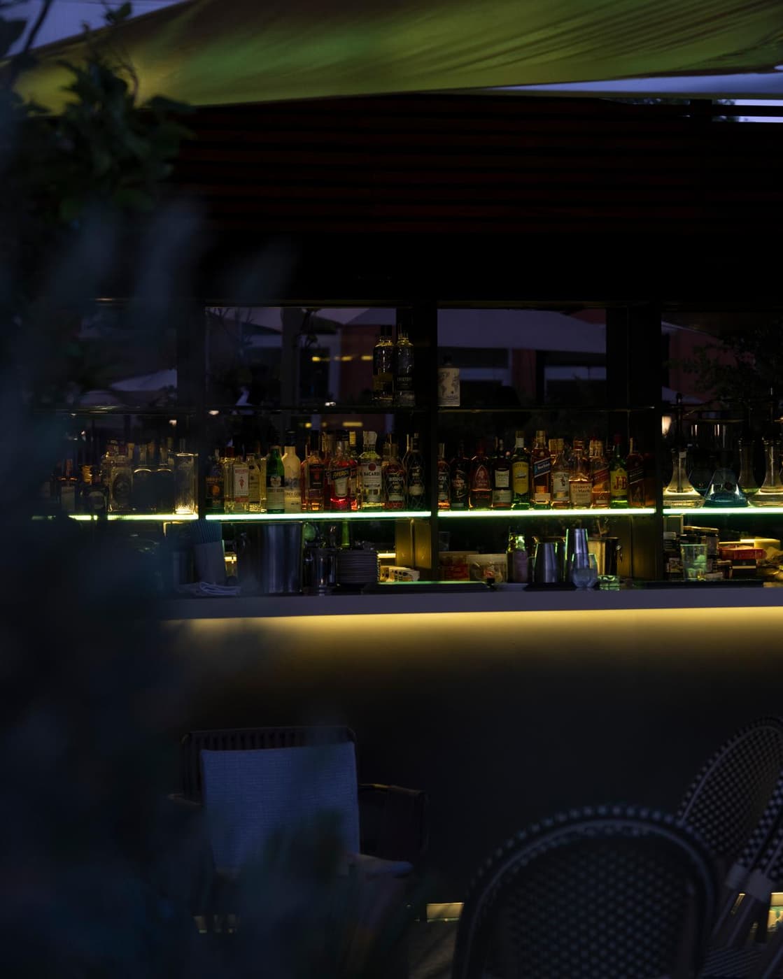 Terraza con barra abierta de noche