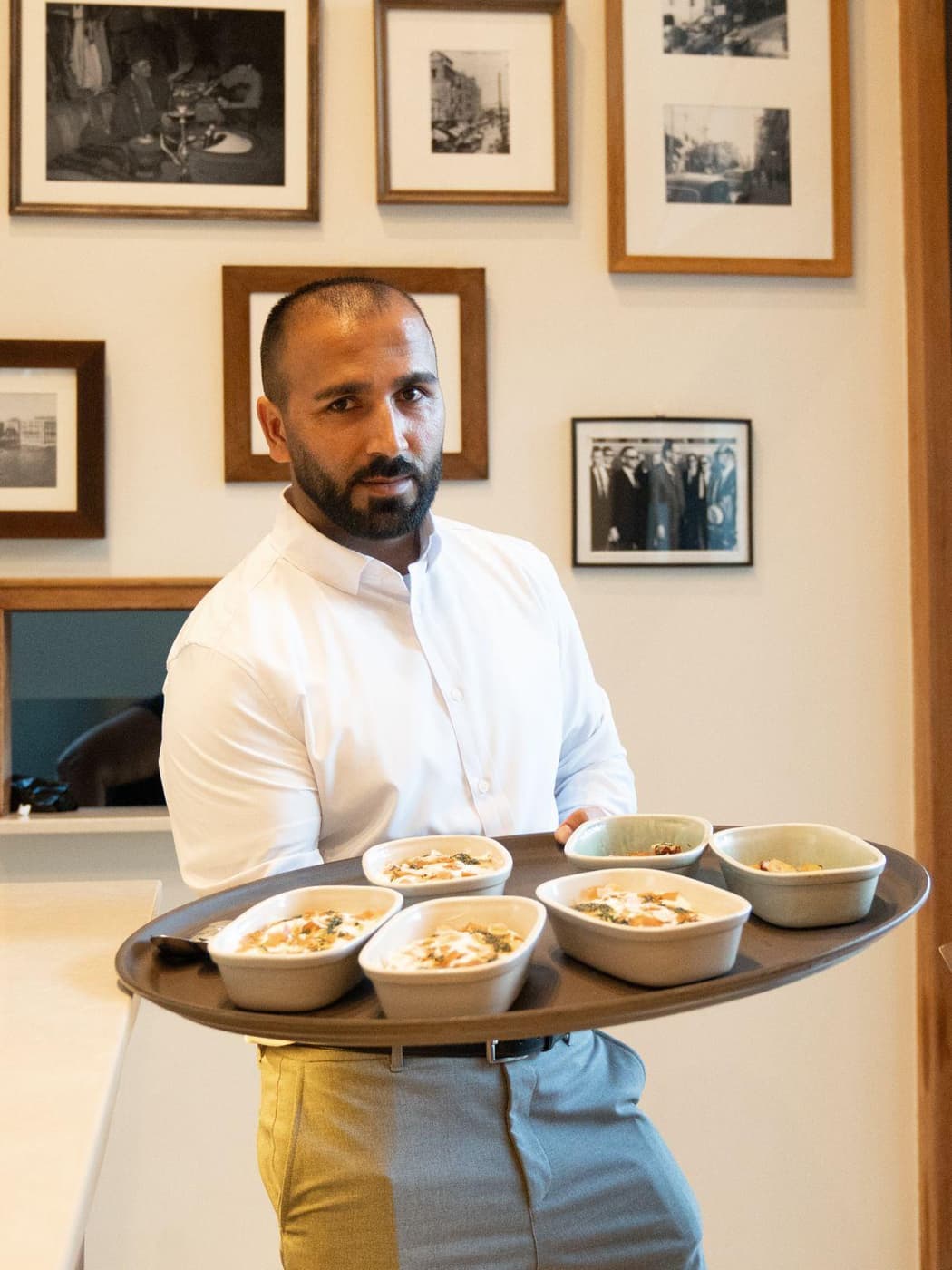 Camarero presentando una mesa abundante de mezze