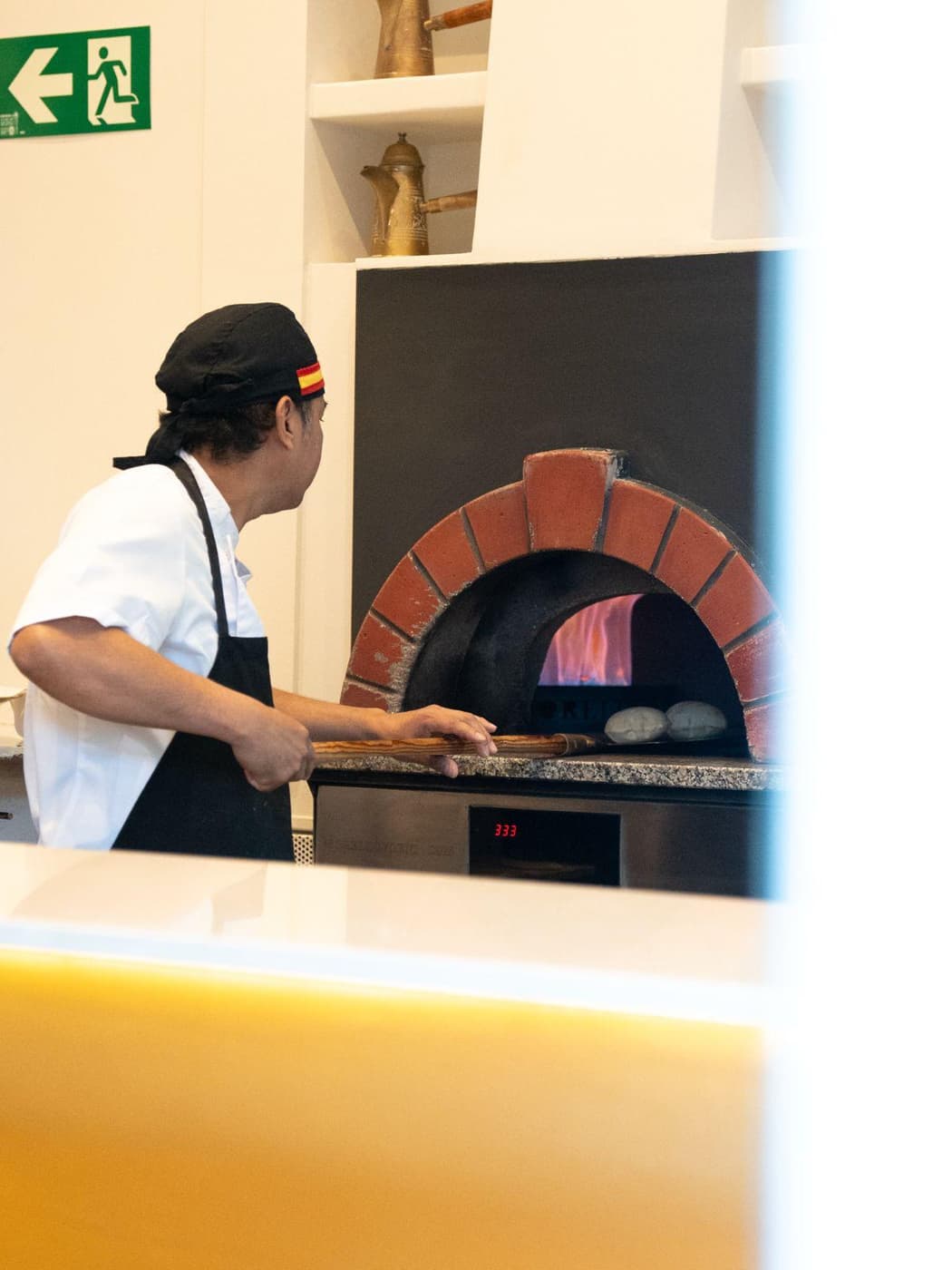 El chef de du Liban trabajando en el horno de leña