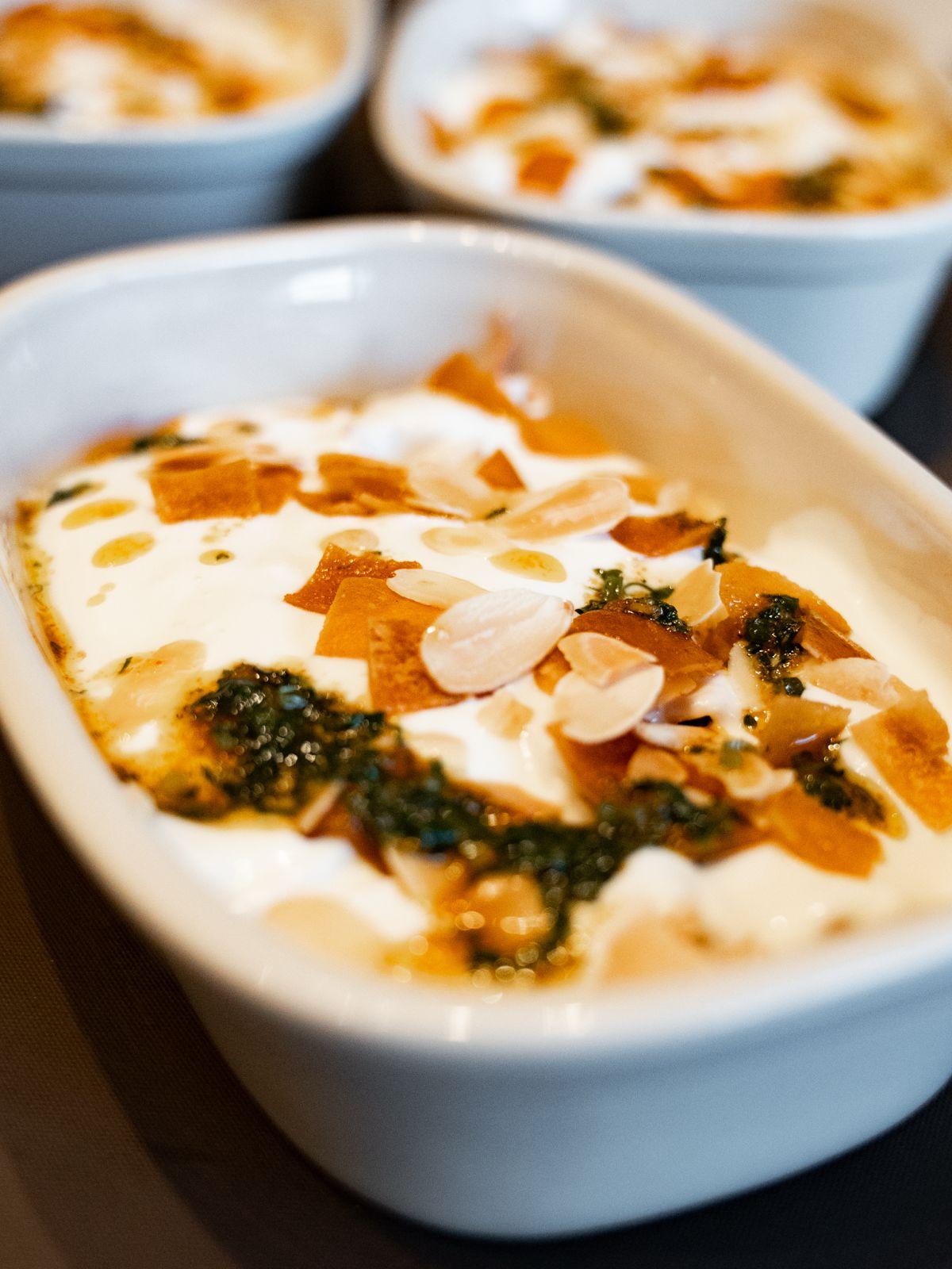 Fatteh Djaj con yogur, pan frito y almendras