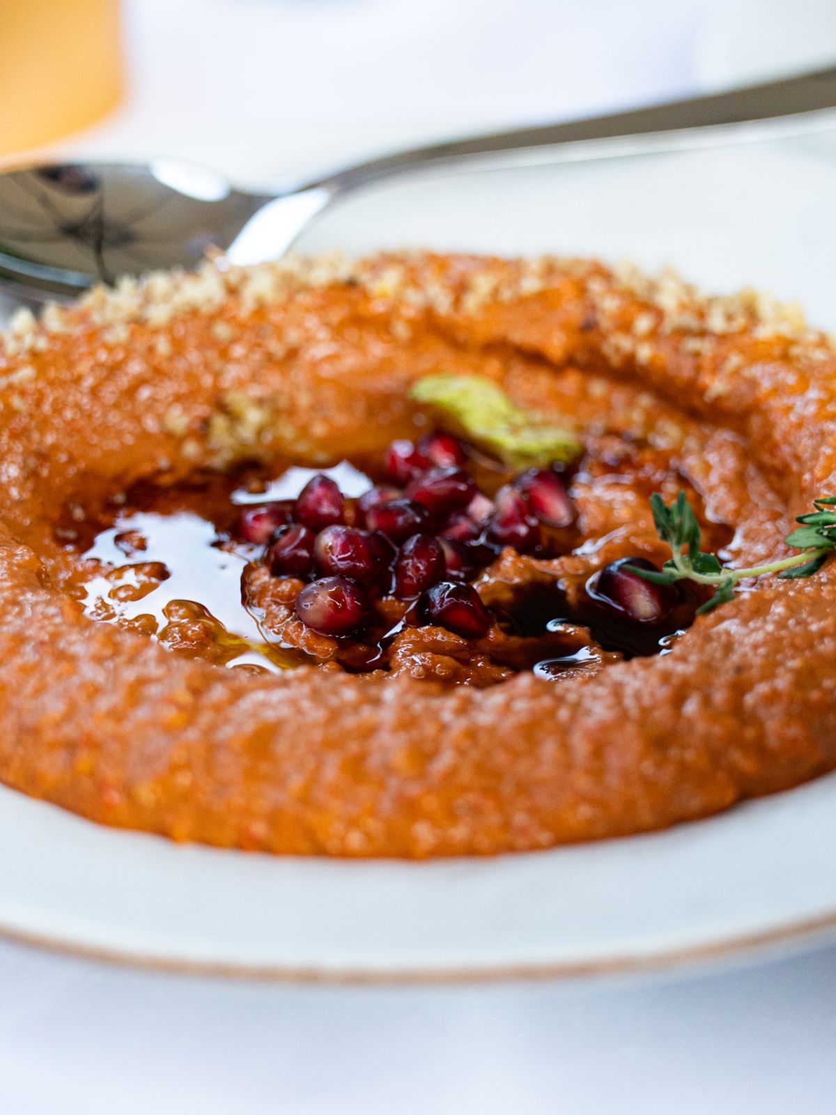 Plato servido en la terraza de du Liban