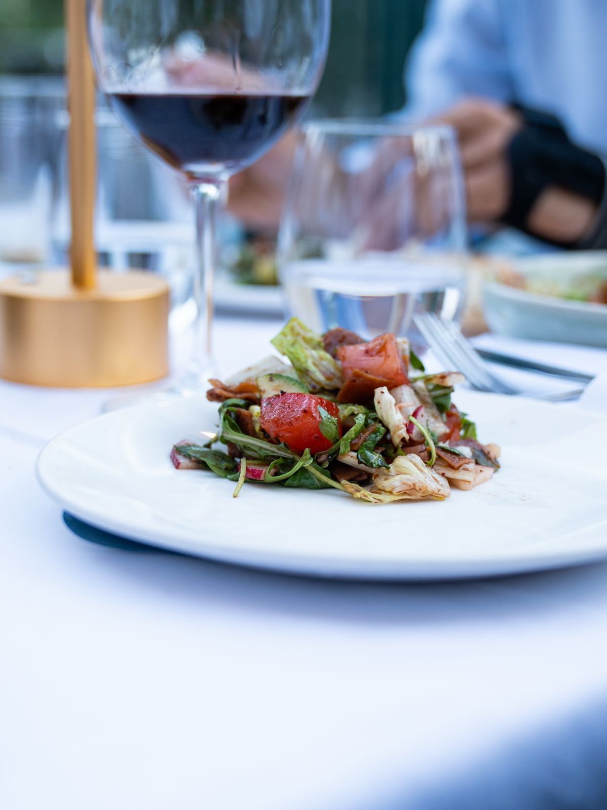 Fattoush con pan frito, tomate y rábano