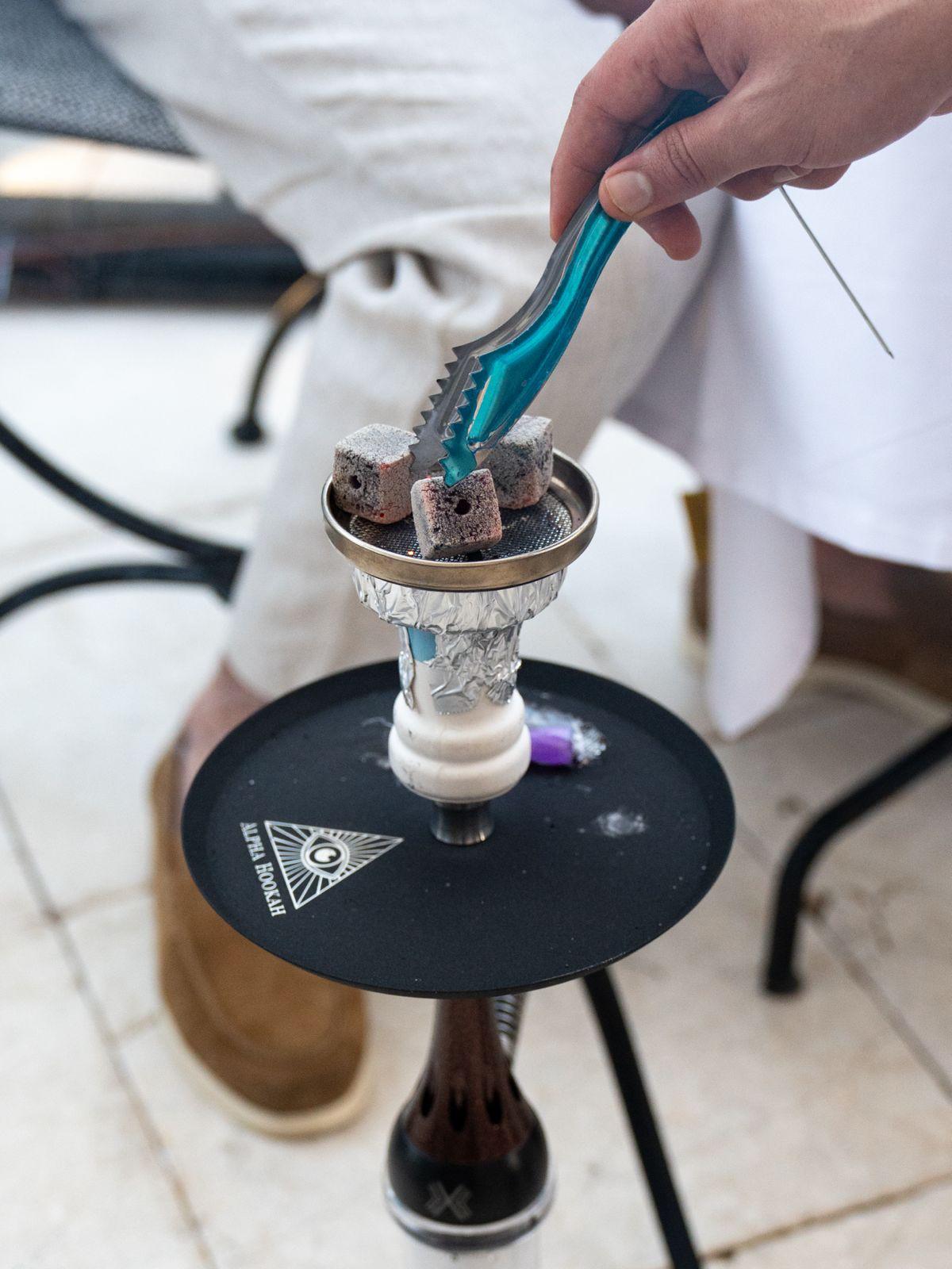 Preparando los carbones de la shisha
