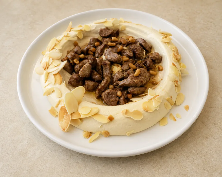Hummus Lahme con carne y piñones