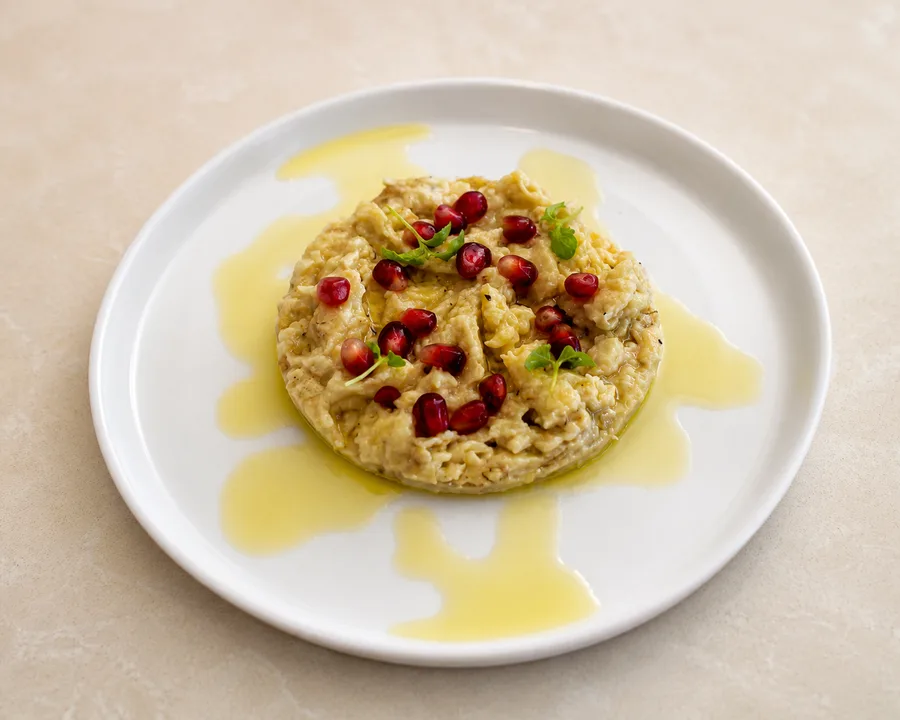 Moutabal con granos de granada y aceite de oliva