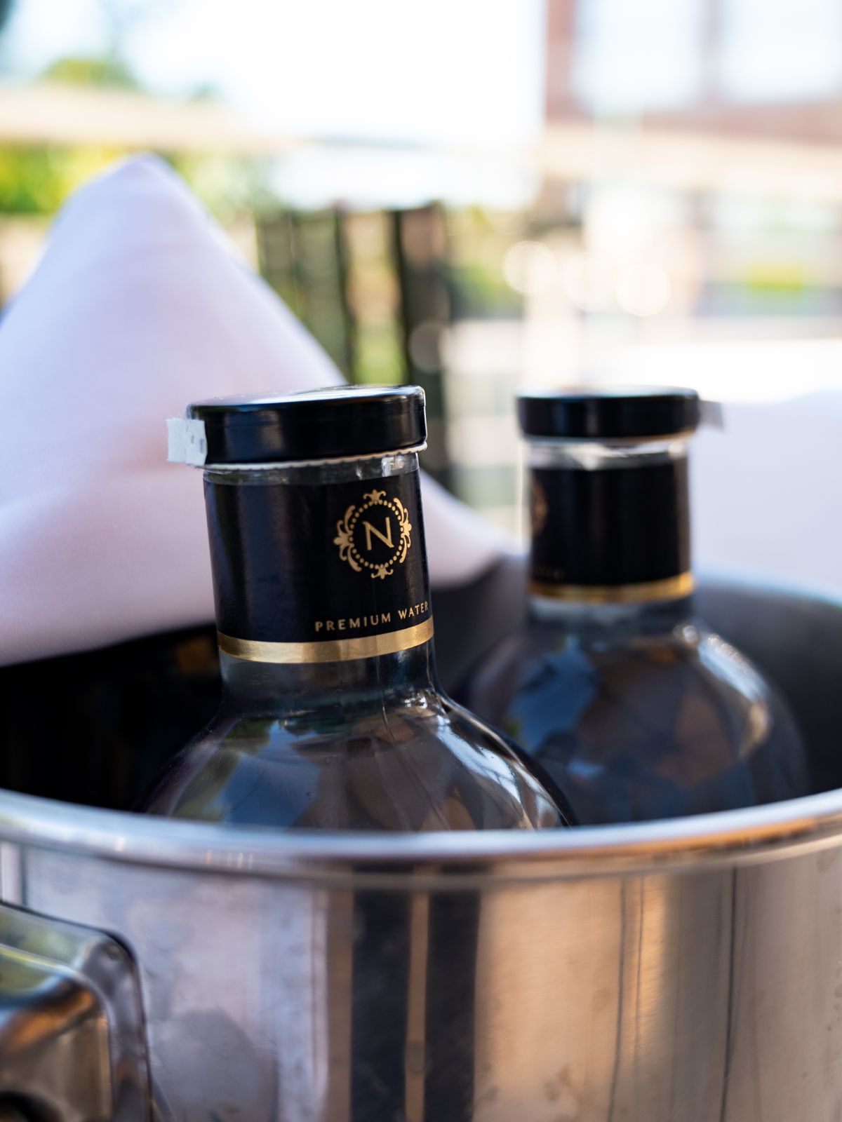 Botellas de agua premium en la terraza
