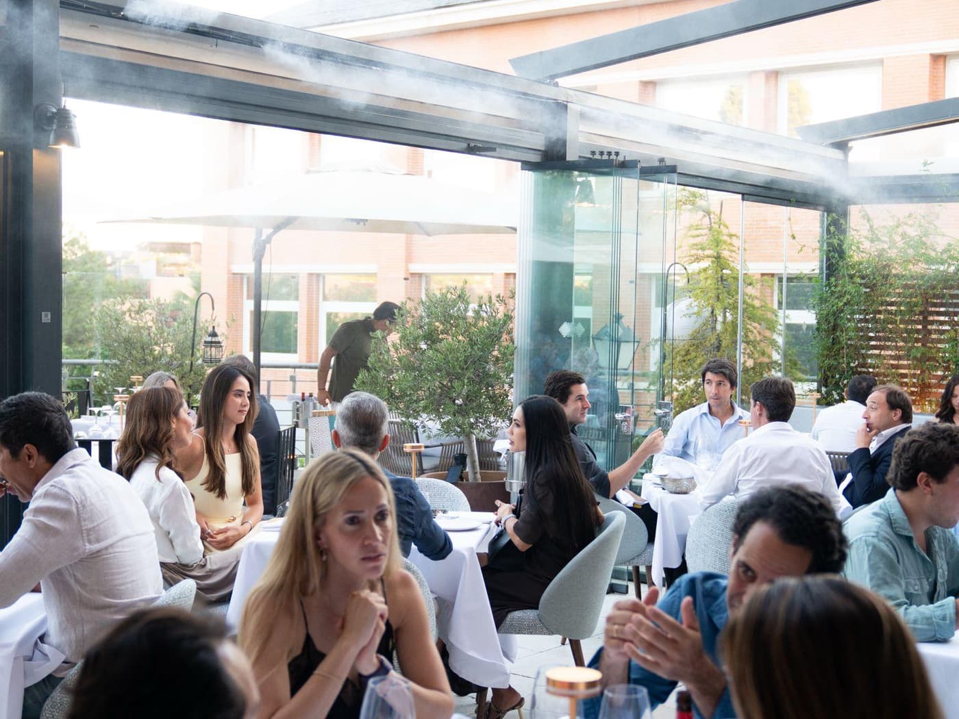 Terraza de du Liban con clientes disfrutando