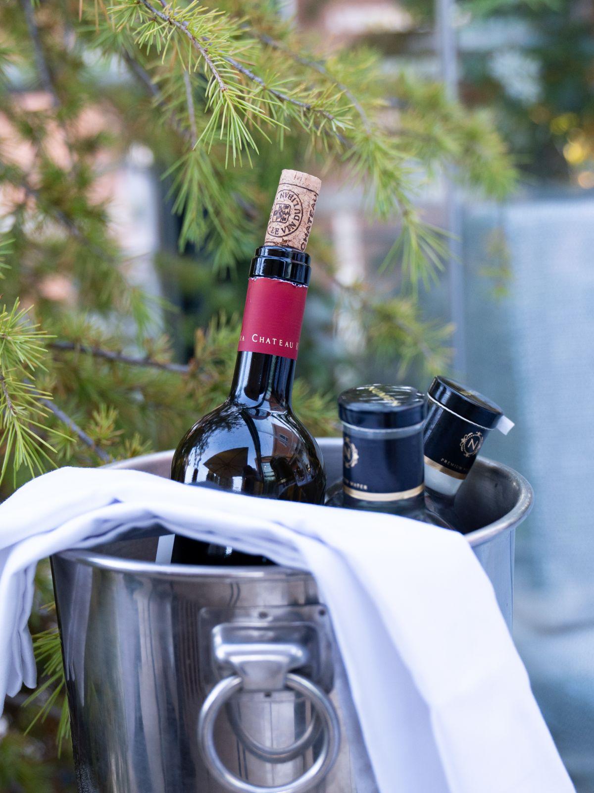 Vino y agua premium enfriándose en cubitera